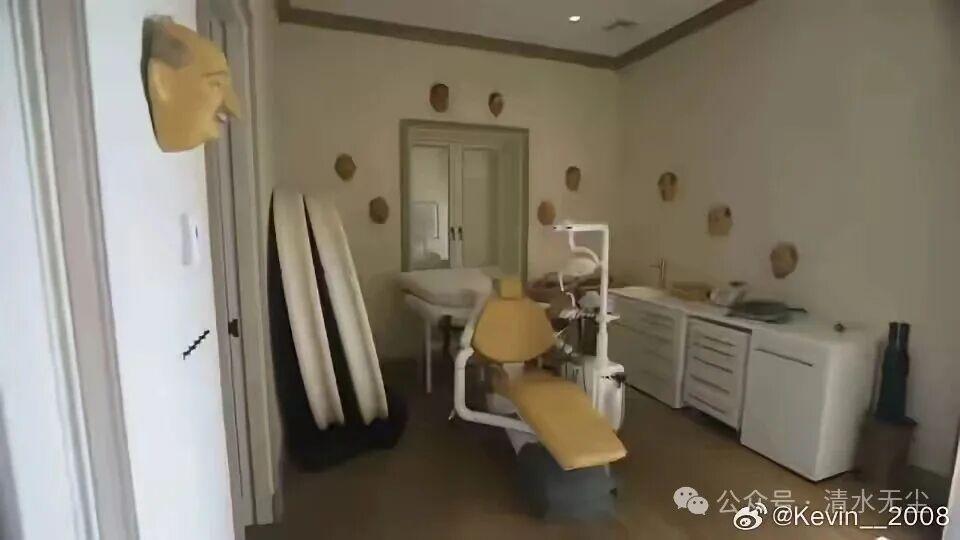 这是萝莉岛内部,看着确实有点诡异,而且还有这凳子和照射灯